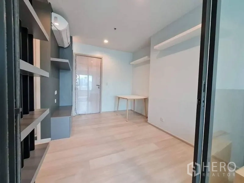 公寓 出售 - 明亮起居空间，浅木地板、悬空层板与玻璃推拉隔断。