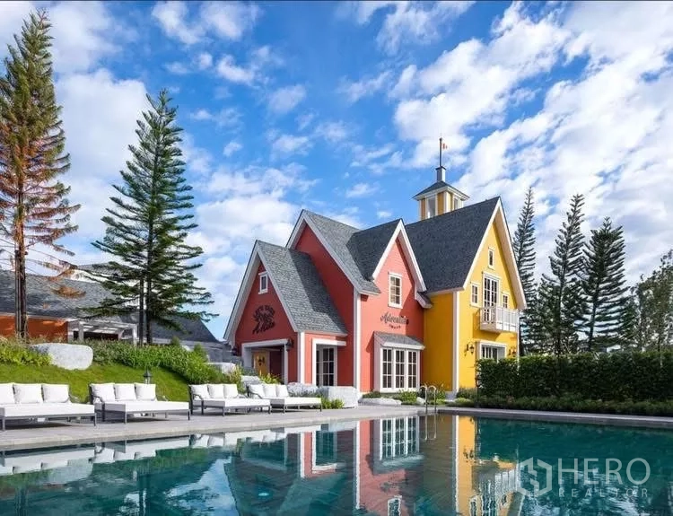 联排别墅 出租在Prawet, Bangkok - 度假风游泳池，池畔躺椅与缤纷会所。