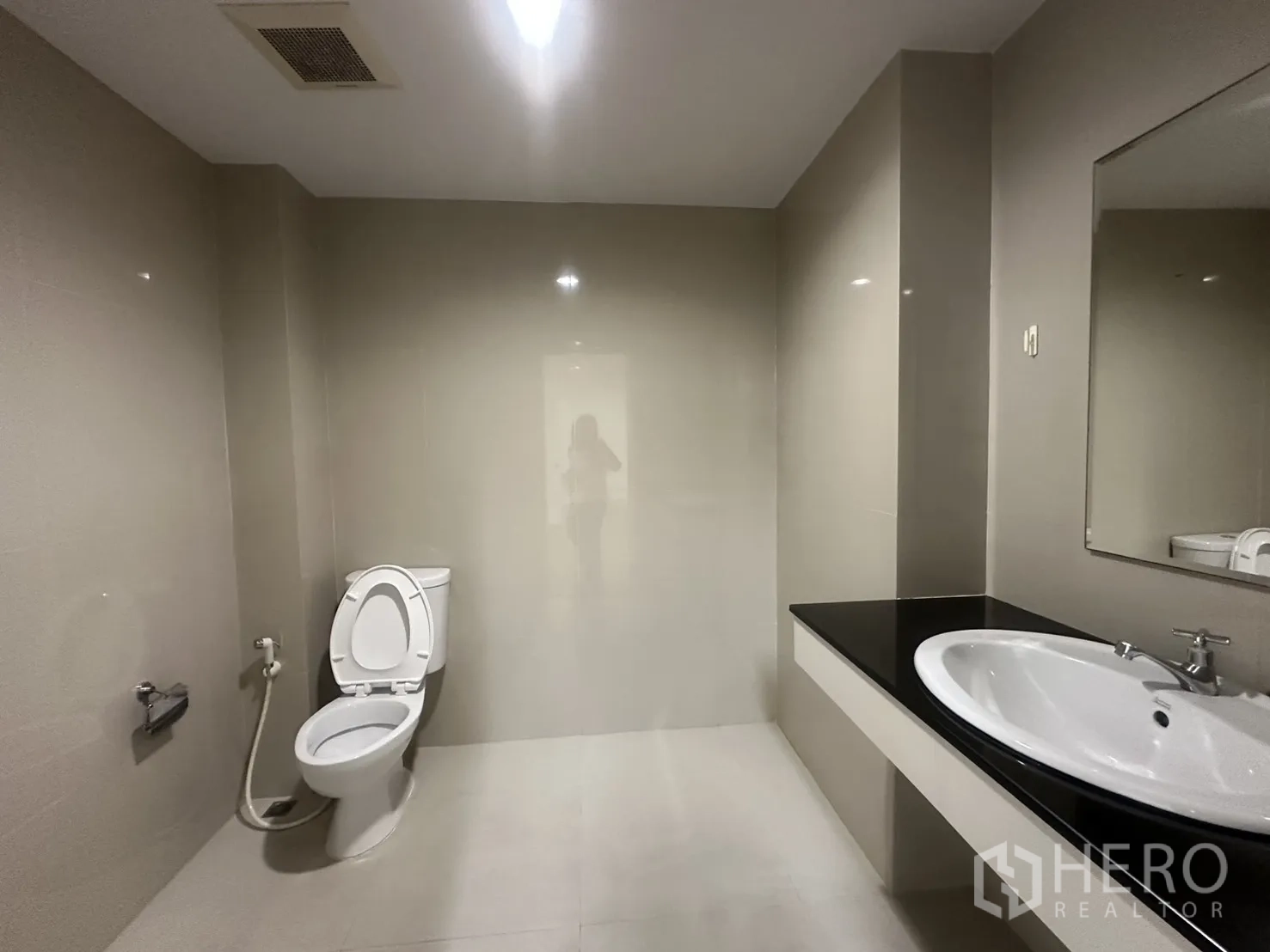 ออฟฟิศ for rent in Watthana, Bangkok - ห้องน้ำสไตล์โมเดิร์นพร้อมโถสุขภัณฑ์ อ่างล้างหน้า และกระจกบานใหญ่