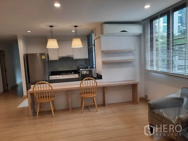 คอนโด ให้เช่าในWatthana, Bangkok - ครัวเปิดท็อปสีดำ เตา ตู้เย็นสแตนเลส โต๊ะบิลท์อินยาวใต้หน้าต่างและชั้นวาง