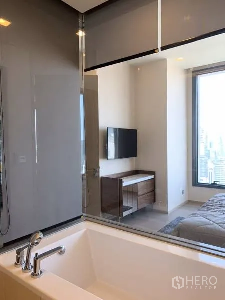 คอนโด ให้เช่าหรือขายในWatthana, Bangkok - อ่างอาบน้ำข้างผนังกระจก มองเห็นห้องนอนและวิวเมือง