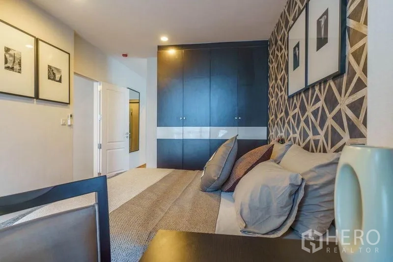 คอนโด ให้เช่าหรือขายในBang Rak, Bangkok - ห้องนอนอบอุ่น ผนังลายกราฟิกและตู้เสื้อผ้าบิลต์อินขนาดใหญ่