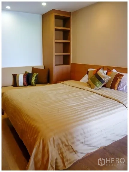 คอนโด ให้เช่าหรือขายในPathum Wan, Bangkok - ห้องนอนอบอุ่น เตียงขนาดใหญ่ พร้อมชั้นเก็บของบิวท์อิน ในคอนโดปทุมวัน