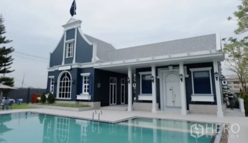 Townhouse for rent in Bang Phli, Samut Prakan - Outdoor swimming pool beside a stylish clubhouse.