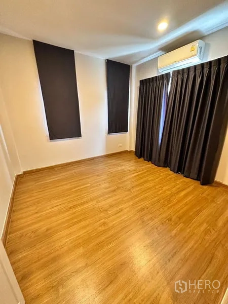 บ้าน ขายในPrawet, Bangkok - ห้องนอนพื้นไม้ ผ้าม่านทึบแสง และเครื่องปรับอากาศติดผนัง