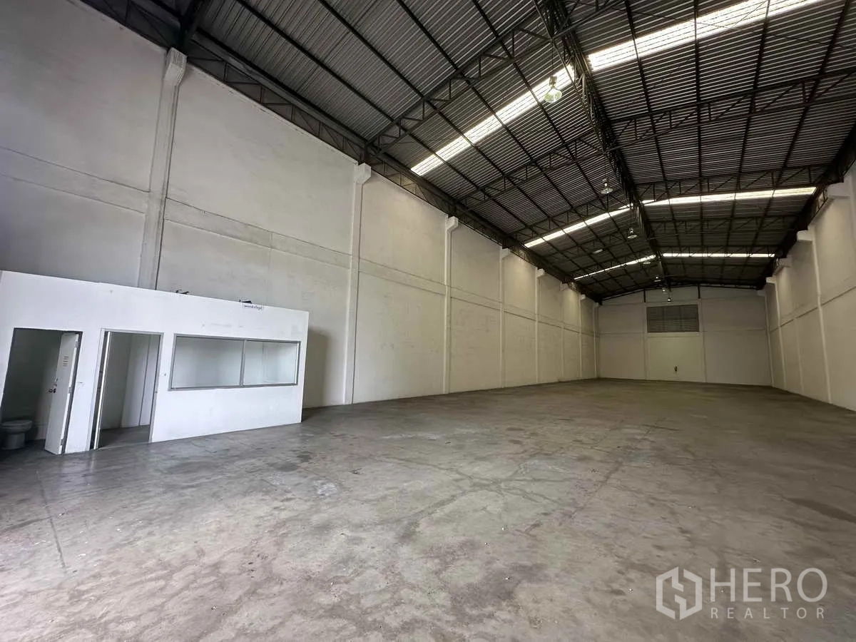 货栈 出租在Bang Pa-in, Phra Nakhon Si Ayutthaya - 仓库内部挑高钢架屋顶，抛光混凝土地面，内置办公室和卫生间。