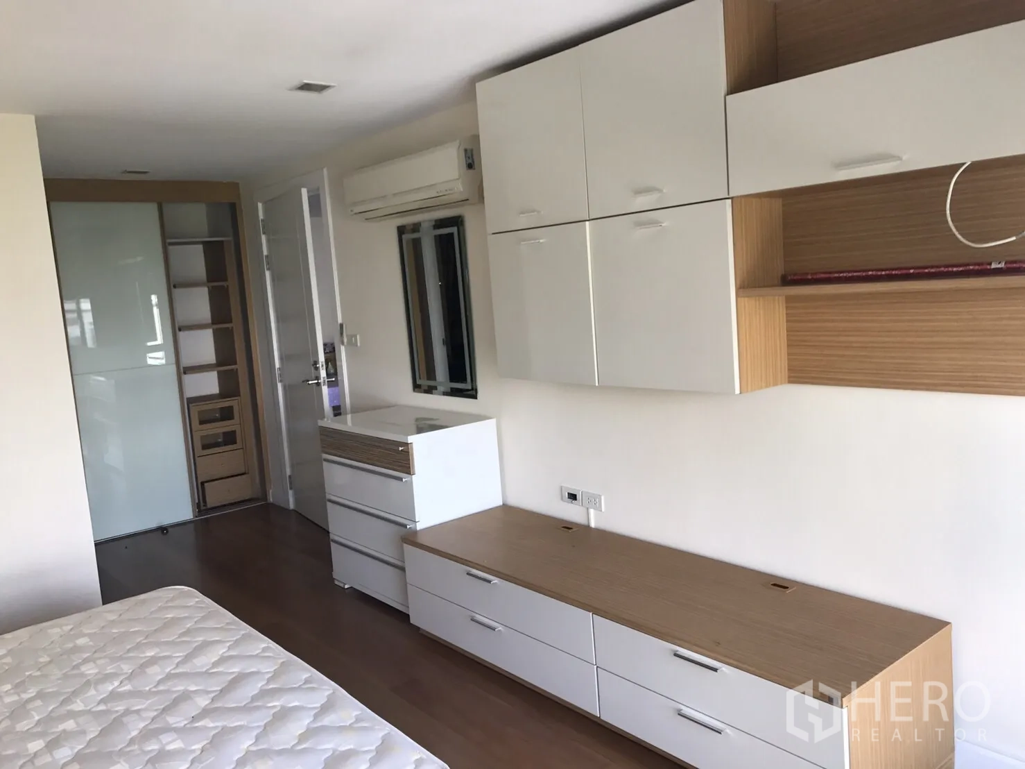 คอนโด ให้เช่าหรือขายในWatthana, Bangkok - ห้องนอนพร้อมตู้บิวท์อินสีขาว ชั้นไม้ และตู้เสื้อผ้าบานเลื่อน.