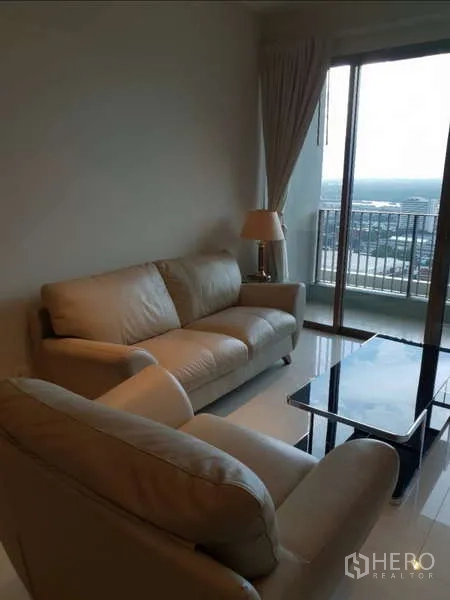 公寓 出租 - 舒适会客区，沙发靠滑动玻璃门，连通高层阳台与城市景观。