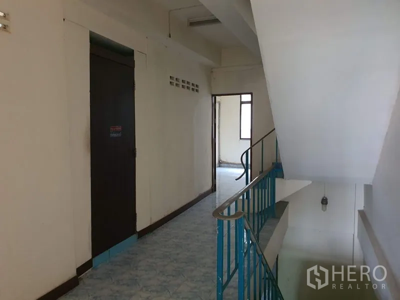 อาคารพาณิชย์ ให้เช่าในBang Rak, Bangkok - โถงทางเดินและชานบันไดพร้อมราวเหล็ก มีประตูเข้าหลายห้อง