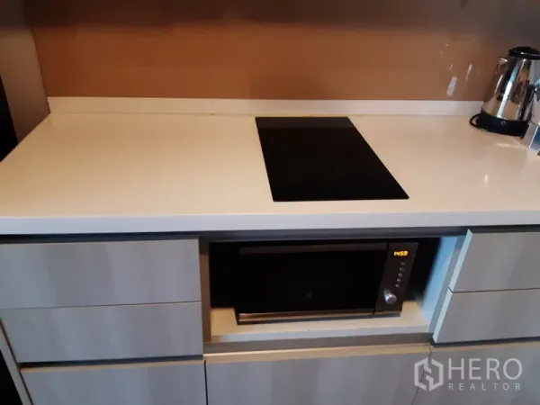 คอนโด ให้เช่าในKhlong Toei, Bangkok - ท็อปหินสีขาวพร้อมเตาแม่เหล็กไฟฟ้าและไมโครเวฟบิลท์อิน