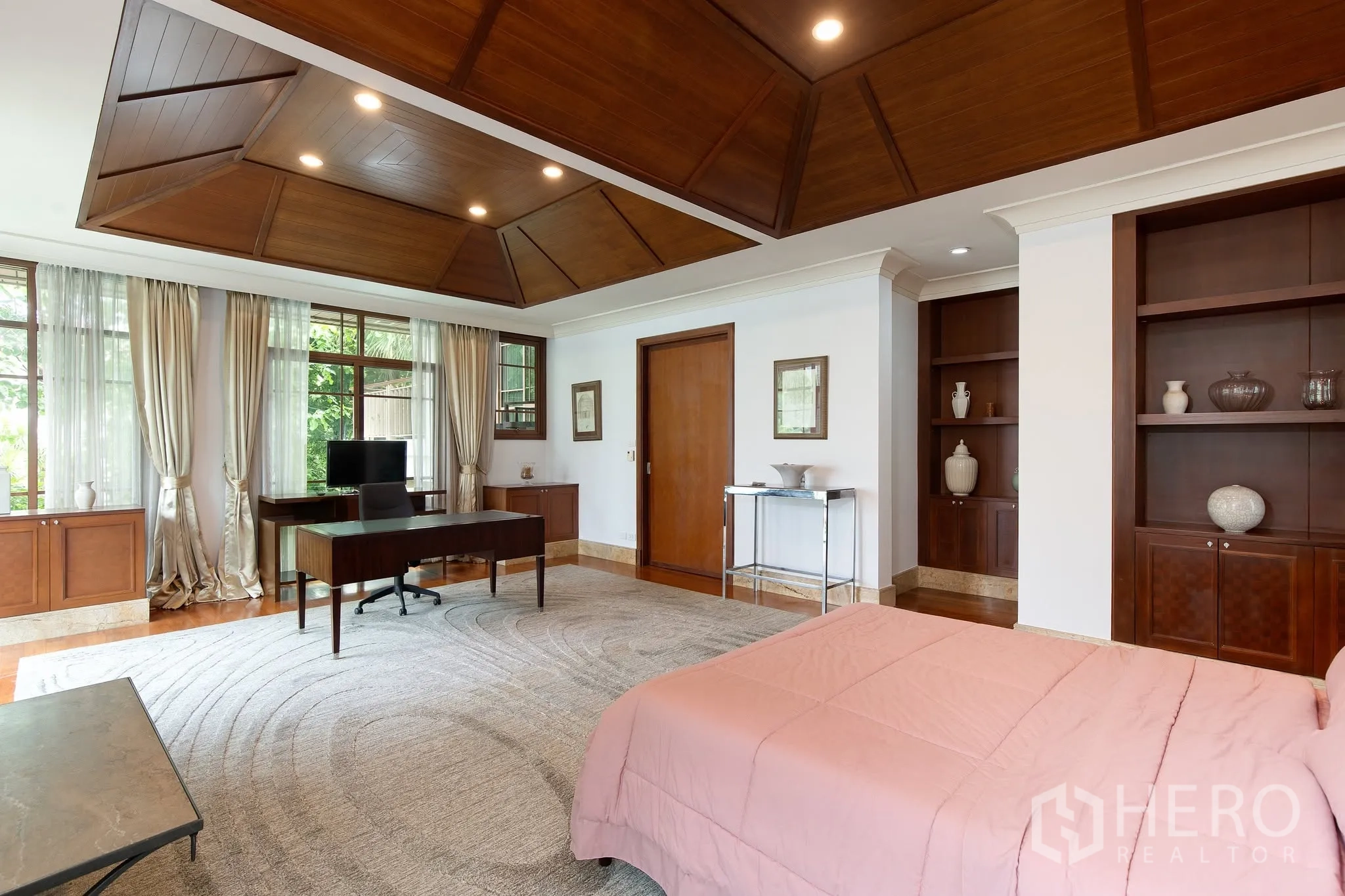 独栋房屋 for rent or sale in Watthana, Bangkok - 卧室细节含内置柜体与展示层板。