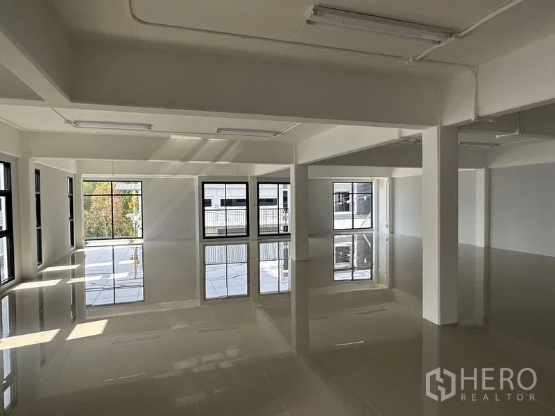 คลังสินค้า ให้เช่าในBang Phli, Samut Prakan - ชั้นสำนักงานมุมอาคารพร้อมหน้าต่างหลายบานรับแสงธรรมชาติ