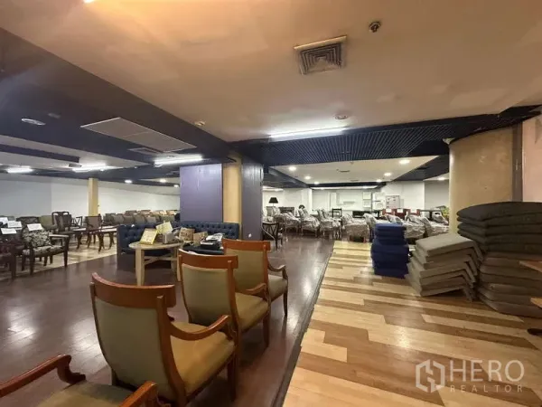 零售空间 出租 - 开放式零售展厅，混合木地板、立柱与天花灯，大面积家具陈列。