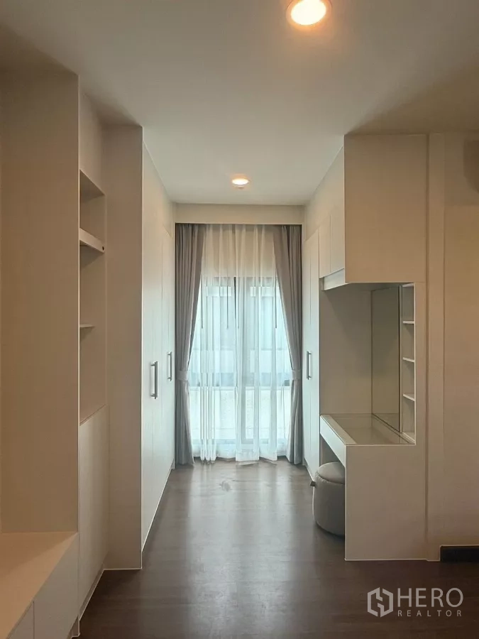 Detached House for rent in Bang Phli, Samut Prakan - Dressing room with built-in storage, vanity nook and doors to the balcony.