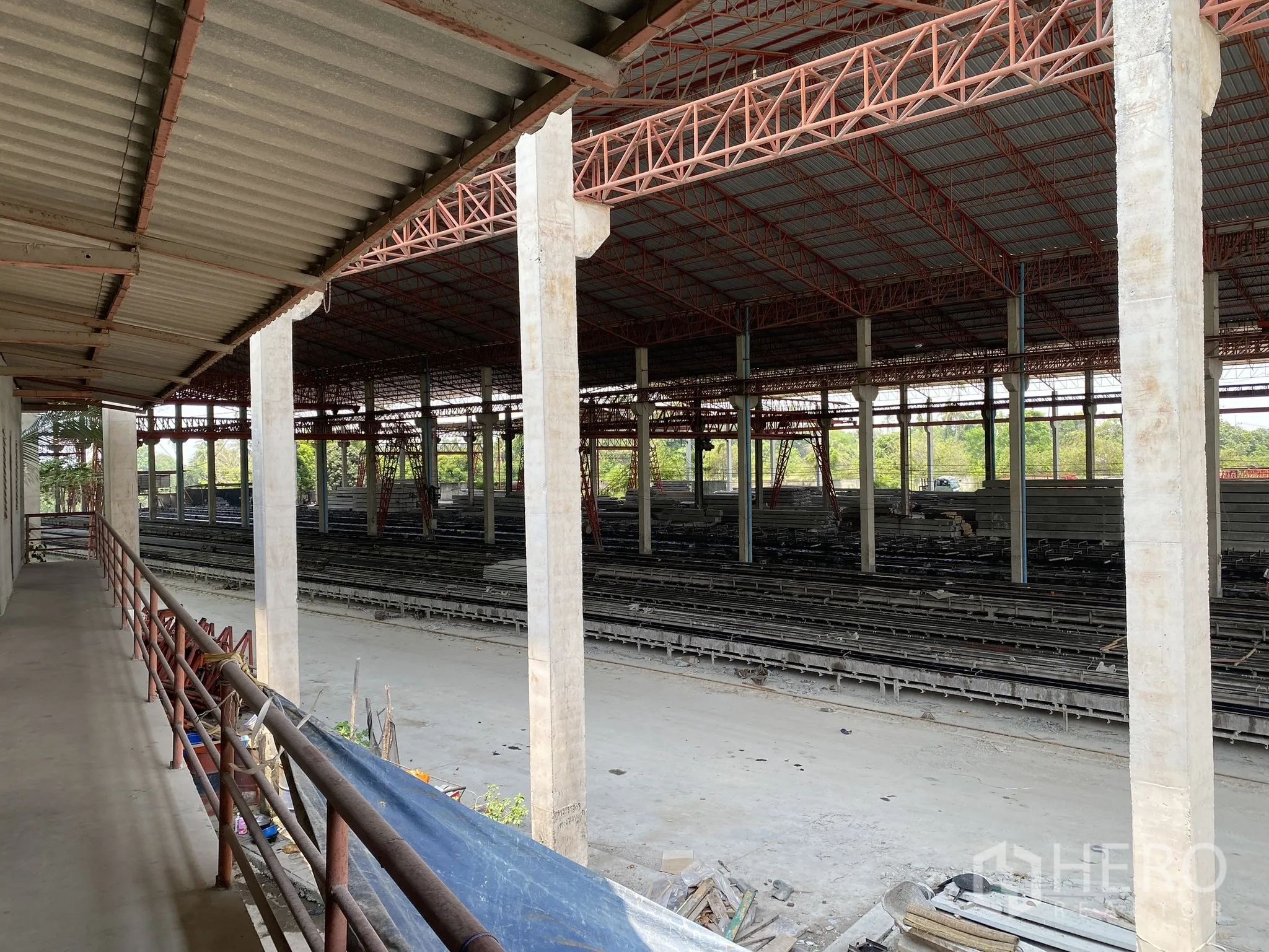 Factory for sale in Mueang Chon Buri, Chon Buri - Walkway balcony overlooking production lines and steel truss roof.