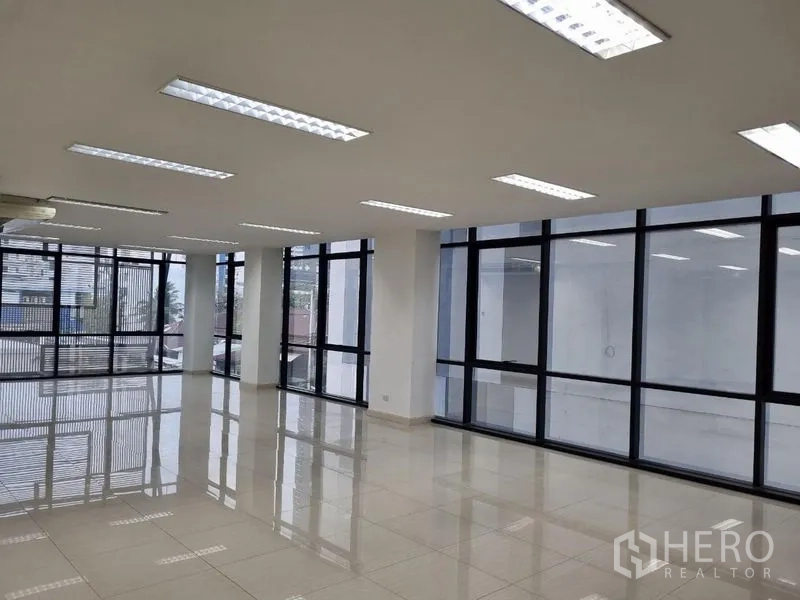 สำนักงาน ให้เช่าในBang Kho Laem, Bangkok - พื้นที่สำนักงานห้องมุม กระจกเต็มผนังรอบด้าน พื้นกระเบื้องเงาสะอาด