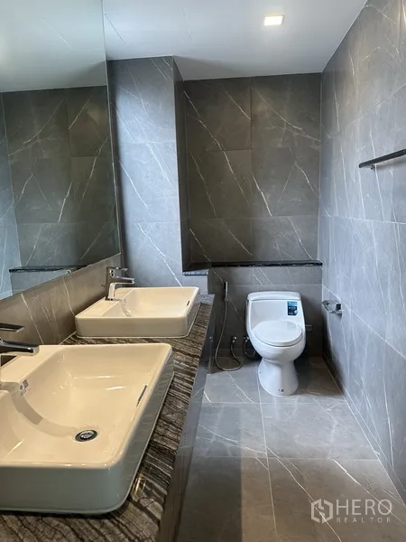 โฮมออฟฟิศ for rent or sale in Suan Luang, Bangkok - ห้องน้ำมีอ่างล้างหน้าคู่ กระจกบานใหญ่ และกระเบื้องลายหิน
