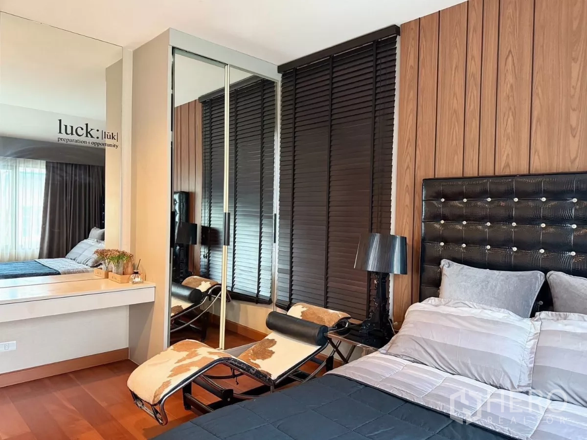 Detached House for rent or sale in Prawet, Bangkok - Secondary bedroom with feature wall, chaise lounge and mirrored wardrobe.