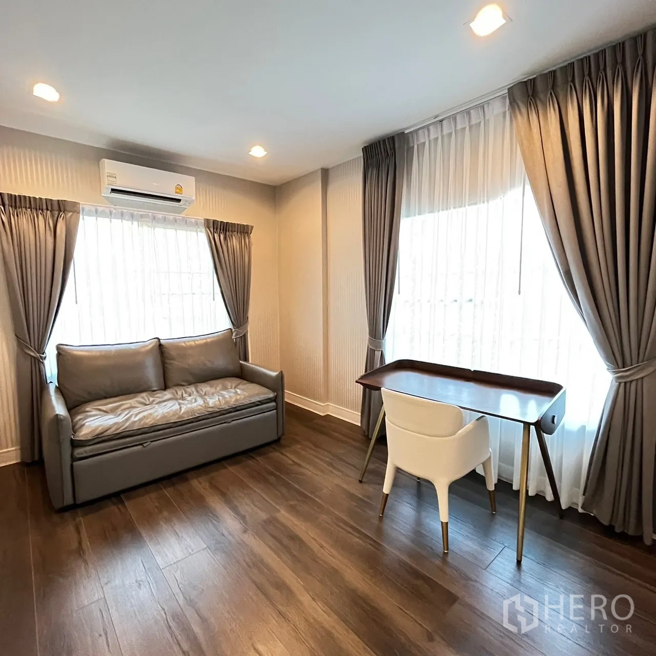 บ้าน ให้เช่าหรือขายในBang Khen, Bangkok - ห้องอเนกประสงค์ใช้เป็นห้องทำงานหรือรับรอง โซฟาและโต๊ะ