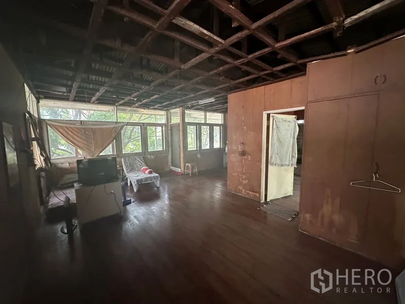 คลังสินค้า ให้เช่าในWatthana, Bangkok - โถงชั้นบนมีหน้าต่างรอบด้าน แสงธรรมชาติ เห็นศักยภาพปรับปรุง