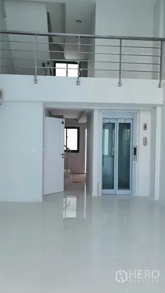 สำนักงานที่บ้าน ให้เช่าในSuan Luang, Bangkok - โถงเพดานสูงสว่าง พื้นกระเบื้องเงาและลิฟต์ส่วนตัว