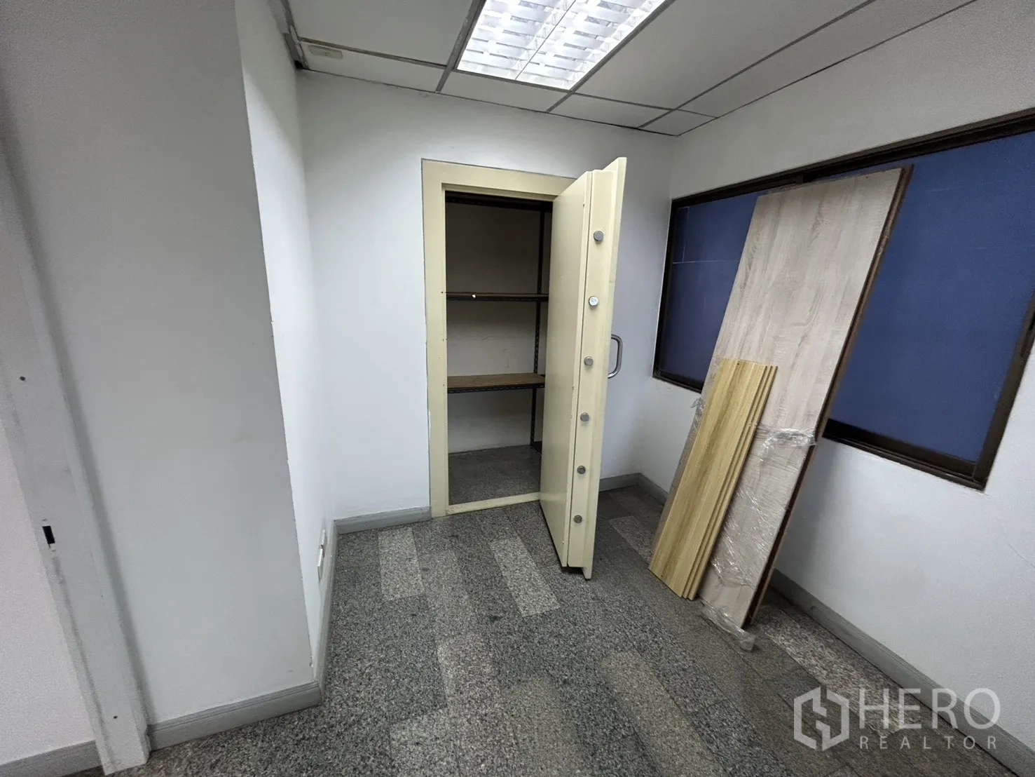 ออฟฟิศ for rent in Khlong Toei, Bangkok - ห้องเก็บของขนาดเล็กพร้อมประตูนิรภัยและชั้นวางของ มีช่องหน้าต่าง