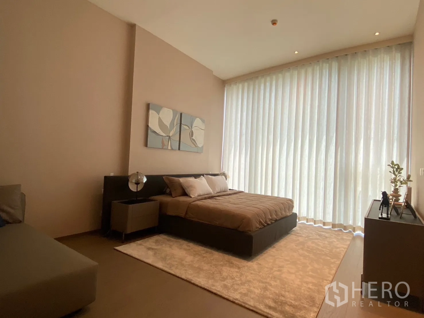 公寓 for rent in Pathum Wan, Bangkok - 宽敞卧室，落地纱帘、特大床、床头柜、地毯与现代玄关柜。