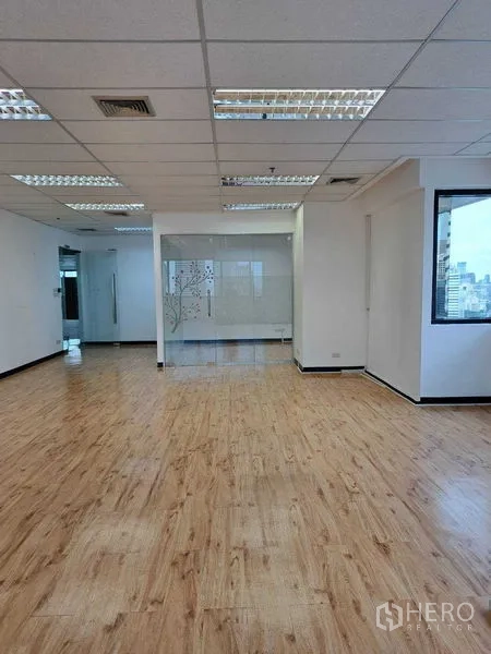 สำนักงาน ให้เช่าในBang Rak, Bangkok - ภายในสำนักงานกว้างขวาง มีห้องประชุมกั้นกระจก ไฟฝ้าประหยัดพลังงาน และพื้นลามิเนต