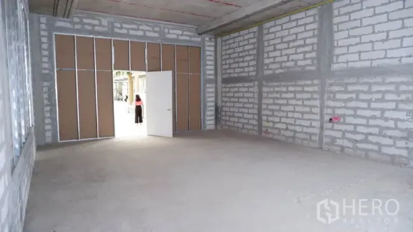 พื้นที่ขายปลีก ให้เช่าในKhlong Toei, Bangkok - ยูนิตค้าปลีกกว้าง มีประตูทางเข้าเปิดสู่ทางเดินด้านนอก พื้นคอนกรีต ผนังบล็อก.