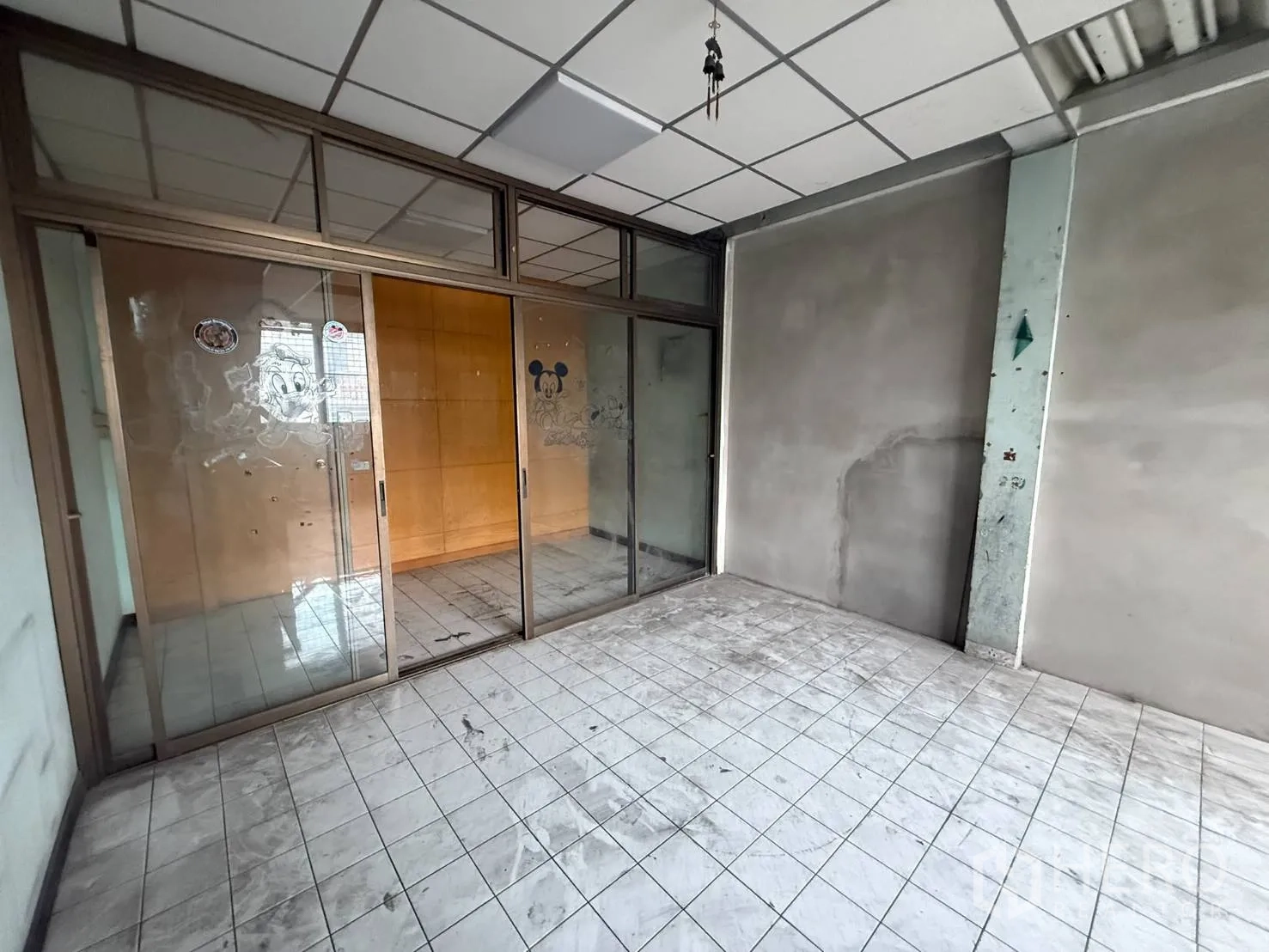 店屋 for rent in Khlong Toei, Bangkok - 玻璃隔断房间，瓷砖地面与吊顶。