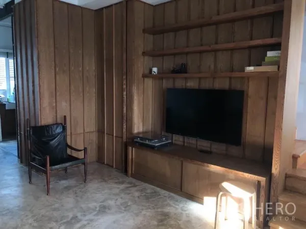 ทาวน์เฮาส์ ขายในWang Thonglang, Bangkok - ห้องนั่งเล่นผนังบิวท์อินไม้ติดชั้นวางทีวี พื้นขัดมัน