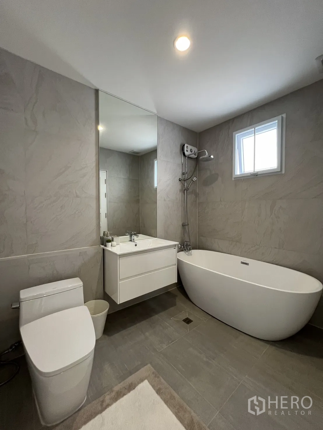 独立式住宅 出租在Mueang Samut Prakan, Samut Prakan - 卫浴设浴缸、淋浴与马桶，高窗采光。