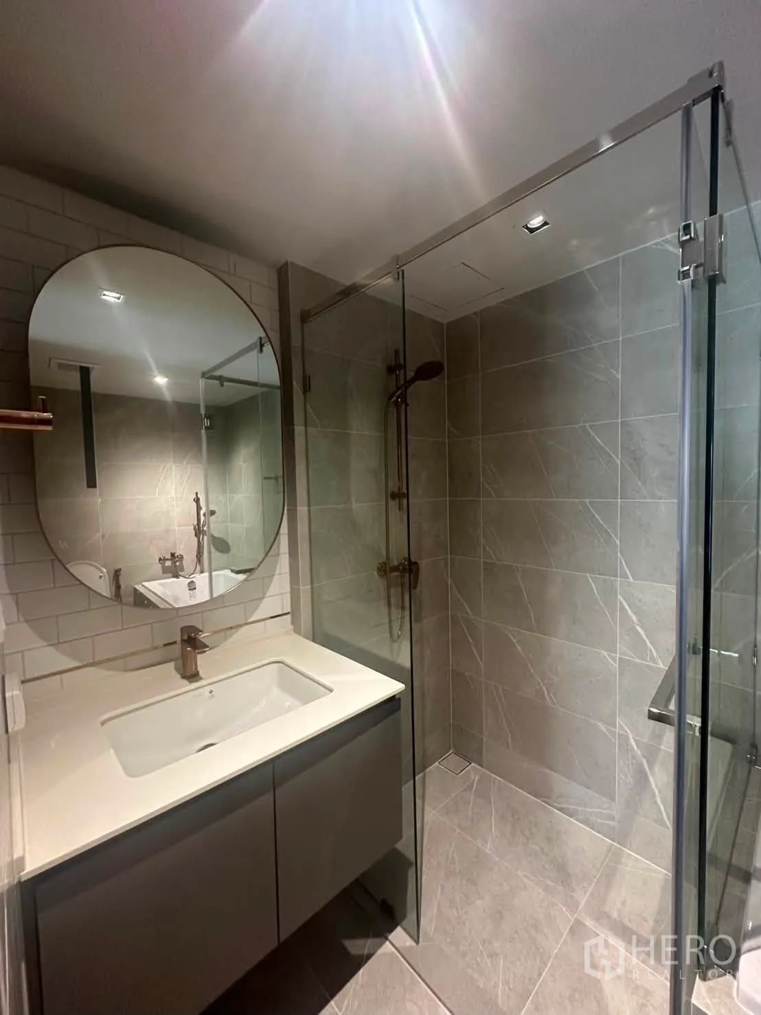 คอนโด for rent in Watthana, Bangkok - ห้องน้ำสมัยใหม่พร้อมอ่างล้างหน้า กระจกทรงกลม และห้องอาบน้ำกระจก