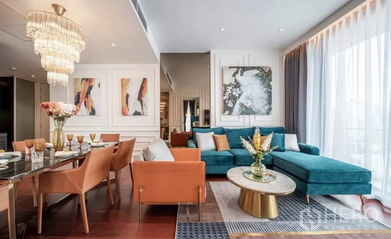 คอนโด ให้เช่าหรือขายในWatthana, Bangkok - มุมนั่งเล่นทันสมัย โซฟาตัวแอลสีเขียว โต๊ะกลางทรงกลม และหน้าต่างผ้าม่านโปร่ง