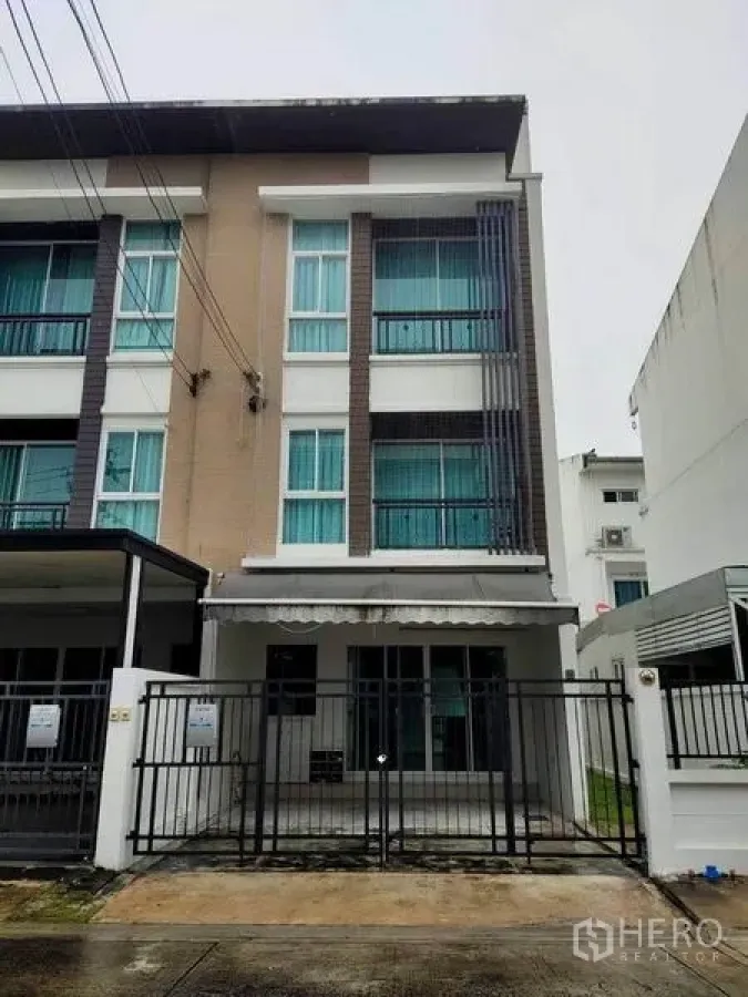 联排别墅 出租在Wang Thonglang, Bangkok - 曼谷Wang Thonglang 三层联排别墅外观，带前院大门与落地窗。