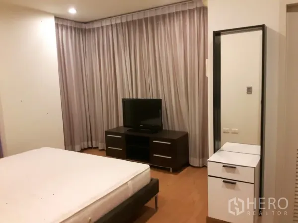 คอนโด ให้เช่าในYan Nawa, Bangkok - ห้องนอนกว้าง พร้อมตู้วางทีวี โต๊ะเครื่องแป้ง และผ้าม่านสูงจรดเพดาน