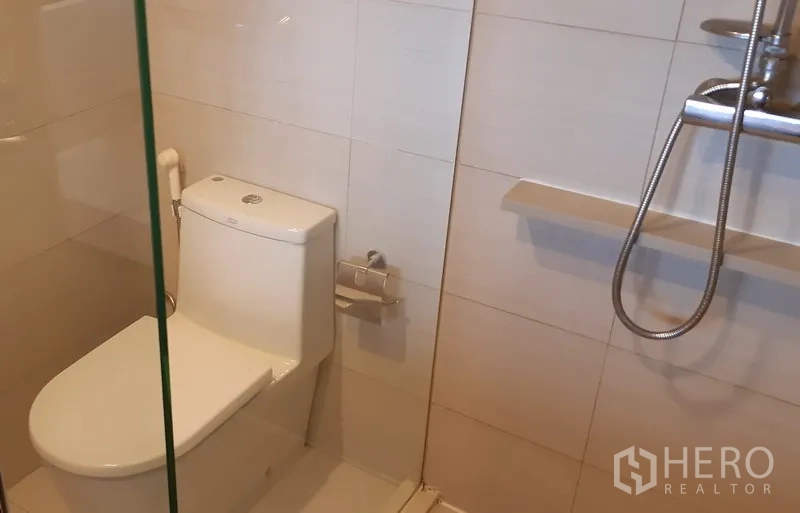 คอนโด ให้เช่าในKhlong Toei, Bangkok - ห้องน้ำสะอาด มีโถสุขภัณฑ์และตู้ shower กระจก พร้อมฝักบัวแบบสาย