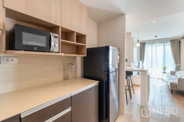 คอนโด ให้เช่าในRatchathewi, Bangkok - ครัวแพนทรีบิลท์อินพร้อมตู้เก็บของ ไมโครเวฟ ตู้เย็น และอ่างล้าง เดินสู่โซนพักผ่อน