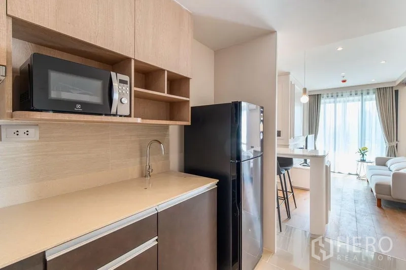 คอนโด ให้เช่าในRatchathewi, Bangkok - ครัวแพนทรีบิลท์อินพร้อมตู้เก็บของ ไมโครเวฟ ตู้เย็น และอ่างล้าง เดินสู่โซนพักผ่อน