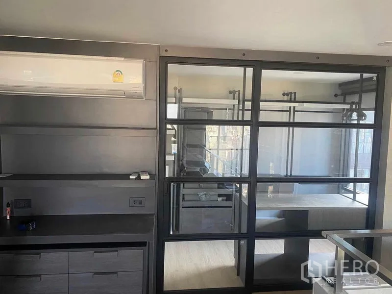 公寓 出租或出售在Sathon, Bangkok - 玻璃隔断房间带置物架与城市景观。