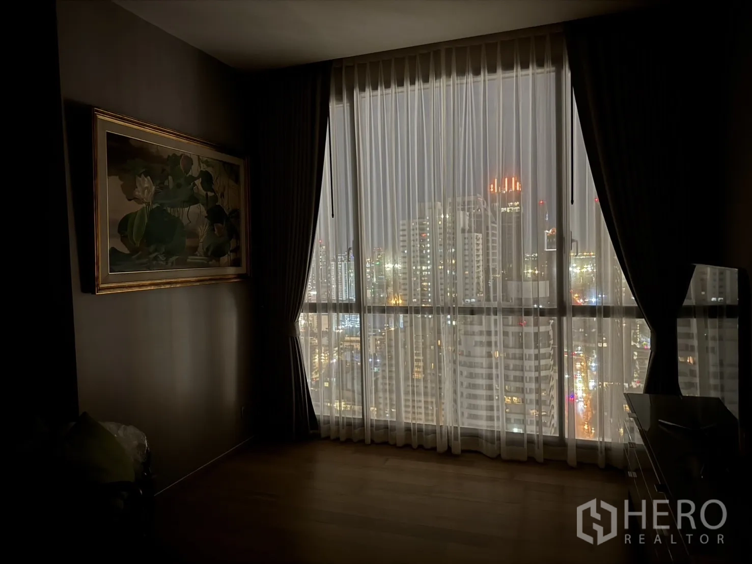 คอนโด ให้เช่าในWatthana, Bangkok - มุมห้องนอนตอนกลางคืน หน้าต่างสูงเต็มบานพร้อมวิวไฟเมืองหลังม่านโปร่ง