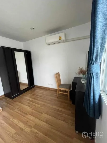 ทาวน์เฮาส์ ให้เช่าในSuan Luang, Bangkok - ห้องนอนสว่าง พื้นไม้ ตู้เสื้อผ้า โต๊ะเครื่องแป้ง และหน้าต่างผ้าม่านสีน้ำเงิน