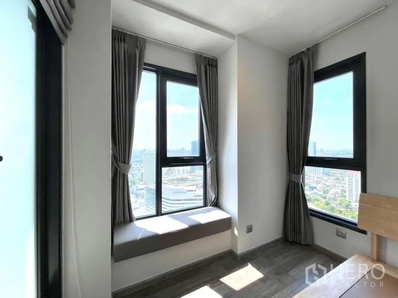 Condominium for rent in Chatuchak, Bangkok - Corner windows with bench seat offering panoramic skyline views over Chatuchak.