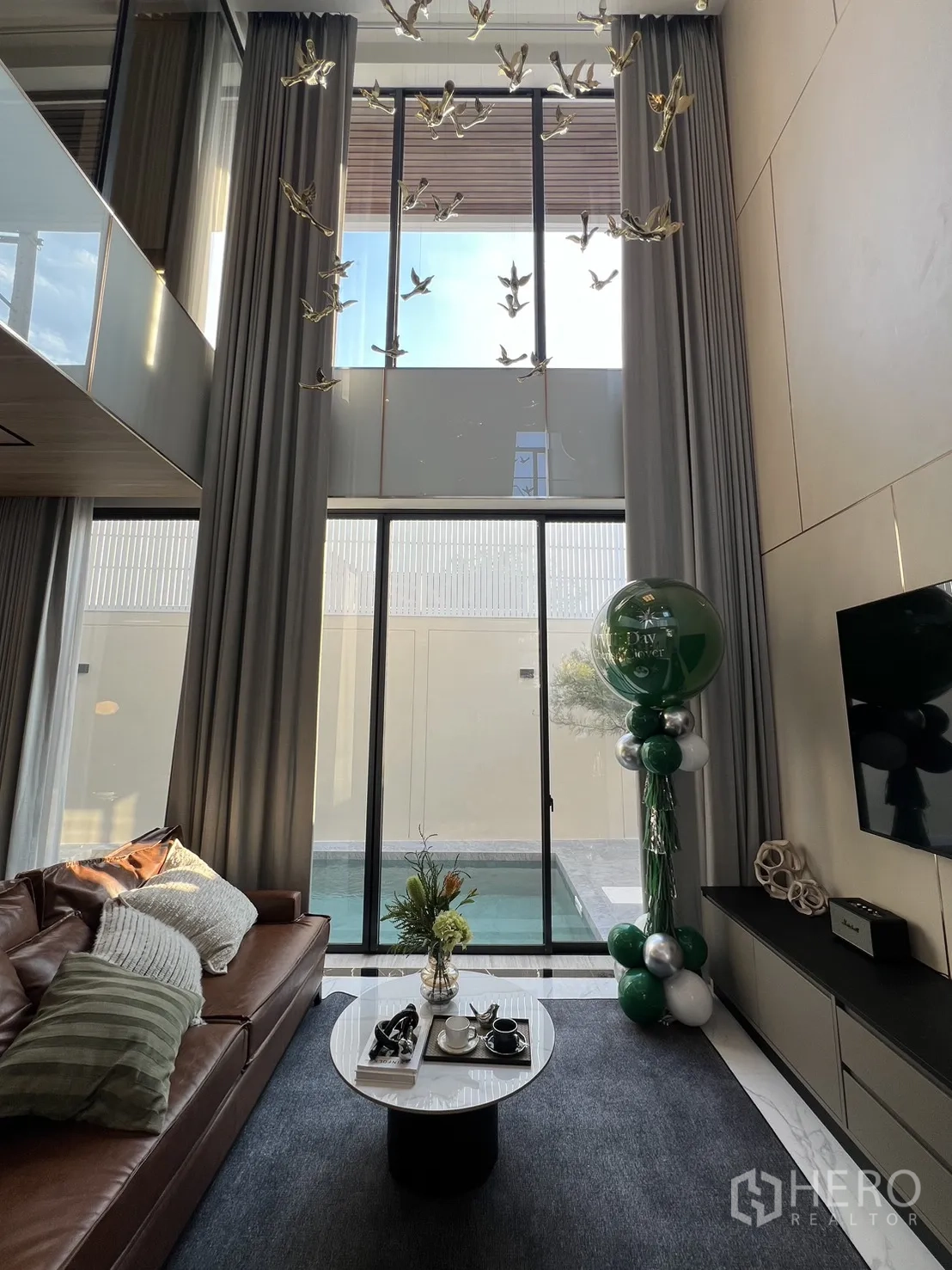 บ้าน ขายในLat Phrao, Bangkok - โซนนั่งเล่นเชื่อมสระว่ายน้ำส่วนตัวผ่านประตูกระจกเต็มบาน