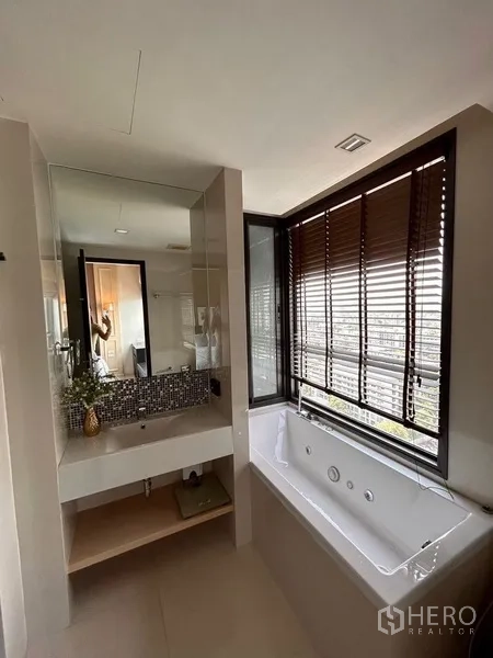 คอนโด ให้เช่าหรือขายในKhlong Toei, Bangkok - ห้องน้ำมีอ่างอาบน้ำริมหน้าต่าง อ่างล้างหน้ากระเบื้องโมเสกพร้อมวิวเมือง