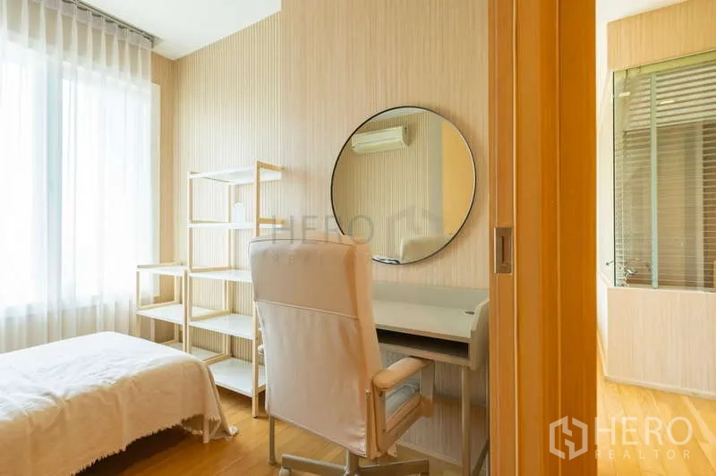 Condominium for sale in Khlong Toei, Bangkok - Second bedroom or study with desk, open shelving, and window light.