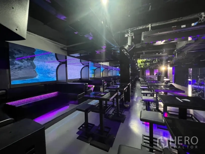 零售空间 出租在Watthana, Bangkok - 卡座与LED墙对向摆放，深色现代风格。