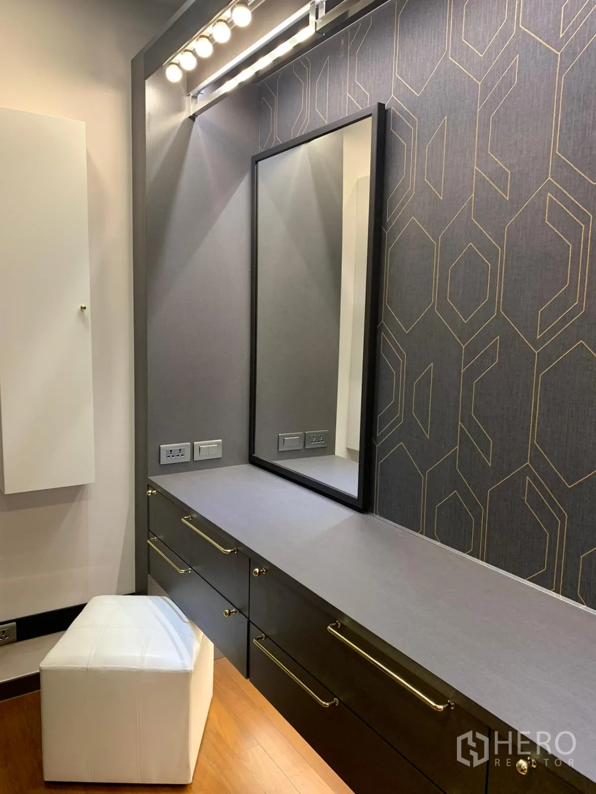 公寓 出售在Khlong Toei, Bangkok - 化妆梳妆角，镜子、抽屉与化妆灯。