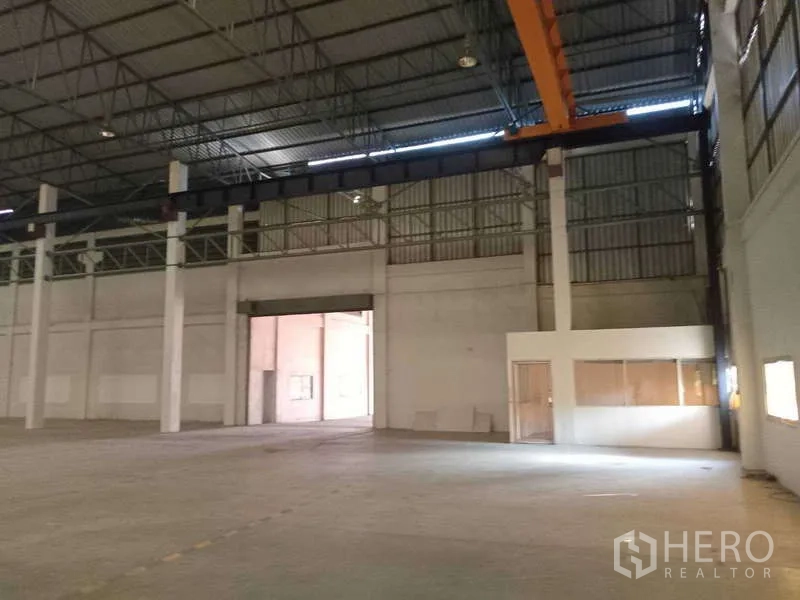 โรงงาน ให้เช่าในMueang Samut Prakan, Samut Prakan - ภายในโรงงานกว้าง เพดานสูง โครงหลังคาเหล็ก มีเครนเหนือศีรษะ และออฟฟิศกระจกภายใน