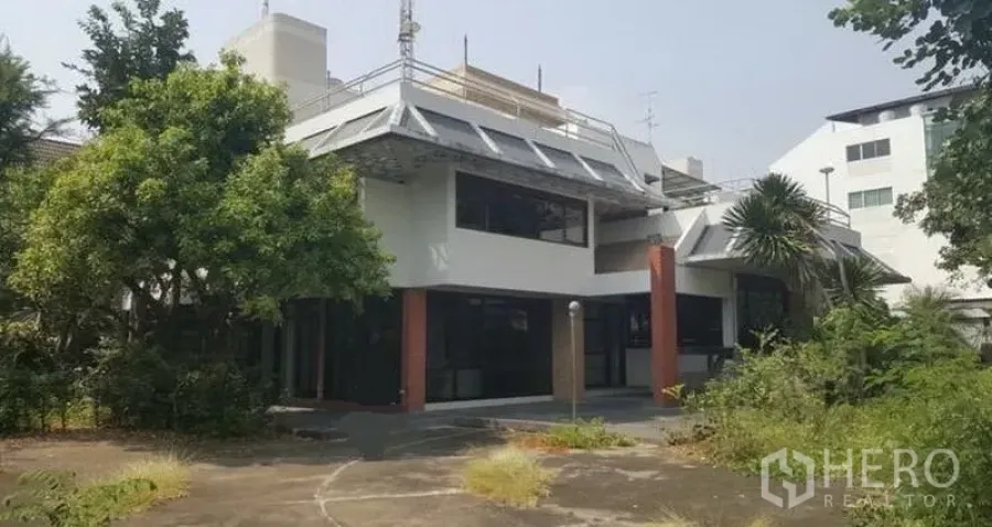 สำนักงานที่บ้าน ให้เช่าในHuai Khwang, Bangkok - อาคารโฮมออฟฟิศ 2 ชั้น กระจกบานใหญ่ หลังคาเฉียง รายล้อมด้วยต้นไม้